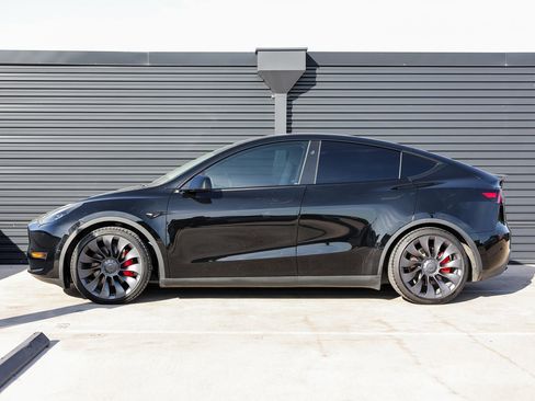 Used 2023 Tesla Model Y Performance image 2