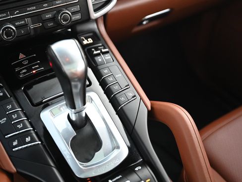 Used 2016 Porsche Cayenne Turbo image 33