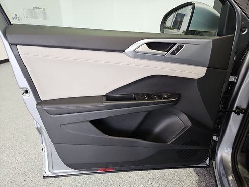 Certified 2025 Volkswagen Taos SE FWD image 15