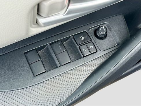 Used 2021 Toyota Corolla LE image 18