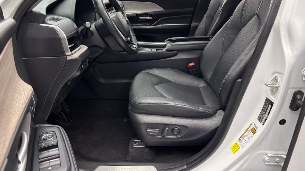 Used 2024 Toyota Grand Highlander AWD image 12