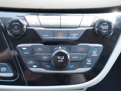 Used 2024 Chrysler Pacifica Touring-L FWD image 24