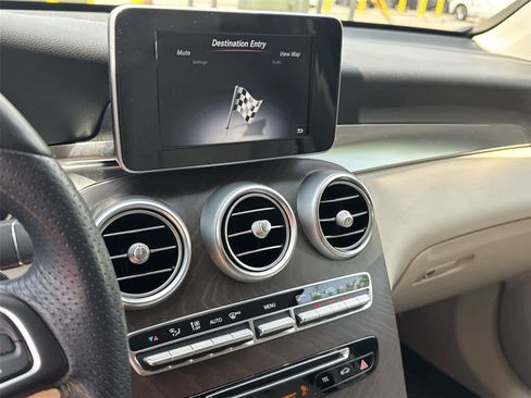 Used 2019 Mercedes-Benz GLC 300 4MATIC image 23