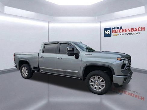 Used 2025 Chevrolet Silverado 2500 High Country w/ High Country Premium Package AWD/4WD image 2