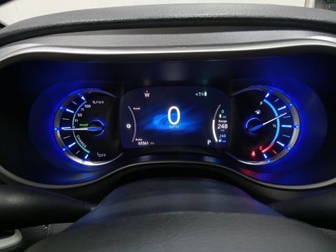 Used 2024 Chrysler Pacifica Limited FWD image 18