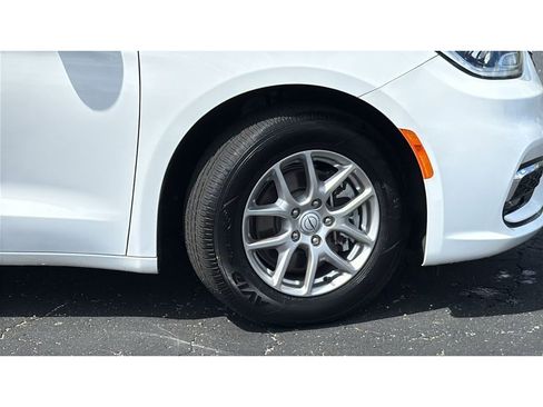 Used 2025 Chrysler Pacifica Select FWD image 10