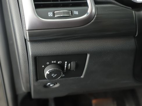 Used 2019 Jeep Grand Cherokee Laredo image 11