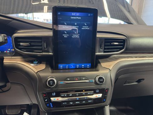 Used 2020 Ford Explorer Platinum w/ Premium Technology Package AWD/4WD image 17