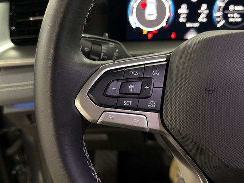 Certified 2025 Volkswagen Tiguan SE FWD image 22
