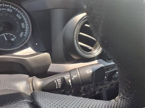 Used 2022 Toyota Tacoma TRD Off-Road image 25