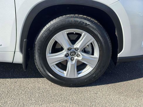 Certified 2022 Toyota Highlander L image 8