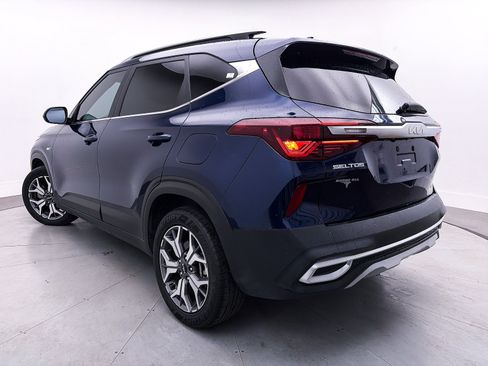 Certified 2022 Kia Seltos EX image 2