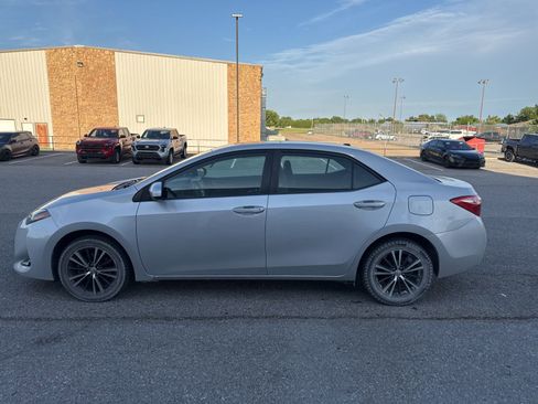 Used 2017 Toyota Corolla LE w/ LE Premium Package w/Moonroof FWD image 2