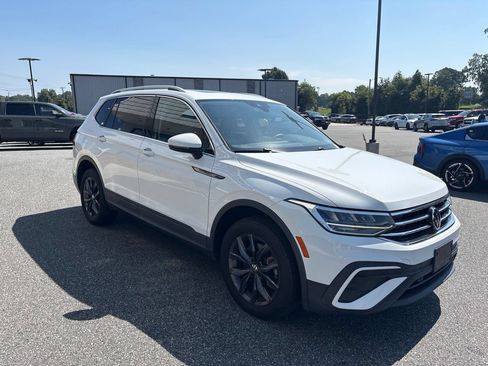 Used 2022 Volkswagen Tiguan SE w/ Panoramic Sunroof Package AWD/4WD image 11