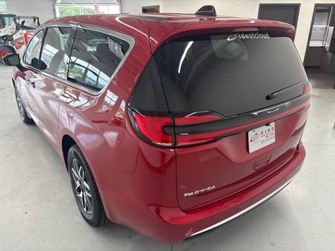 New 2027 Chrysler Pacifica Limited AWD/4WD image 5