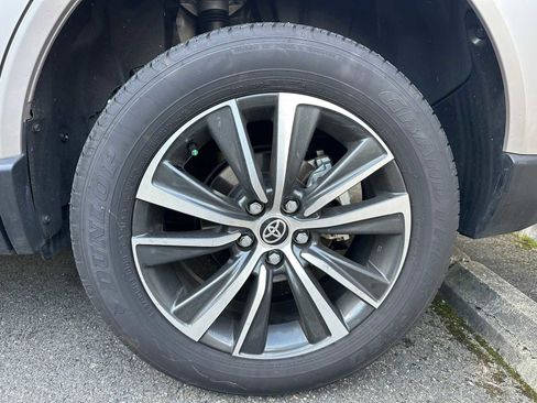 Used 2024 Toyota Venza LE image 4