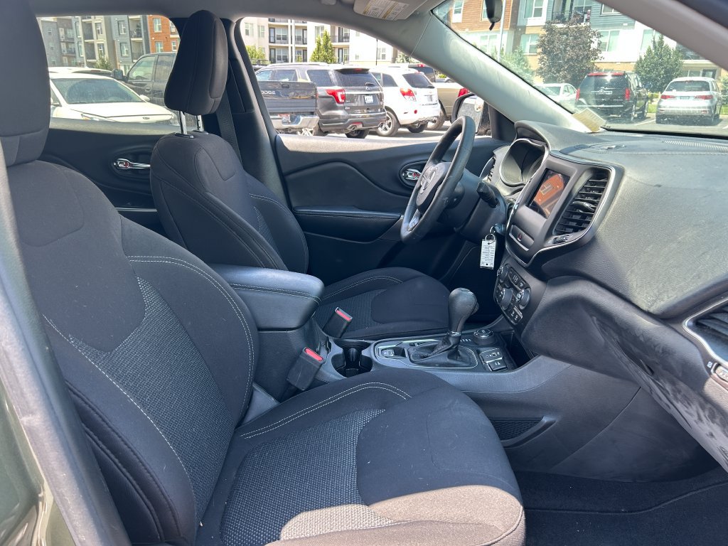 Used 2019 Jeep Cherokee Latitude w/ Popular Appearance Group AWD/4WD image 32