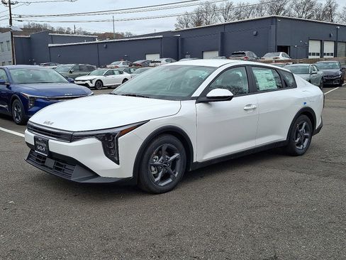 New 2025 Kia K4 LXS image 2