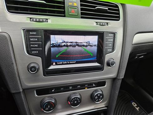 Used 2015 Volkswagen Golf TDI S image 26