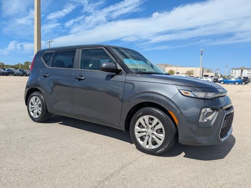 Used 2021 Kia Soul LX image 2