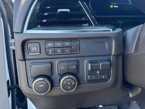 New 2026 Chevrolet Suburban LT image 13