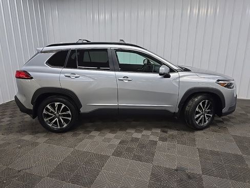 Used 2022 Toyota Corolla Cross XLE image 2
