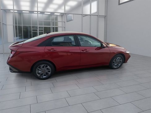 Used 2024 Hyundai Elantra SEL image 10
