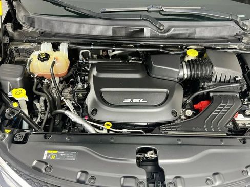 Used 2019 Chrysler Pacifica Limited w/ Tire & Wheel Group FWD image 34