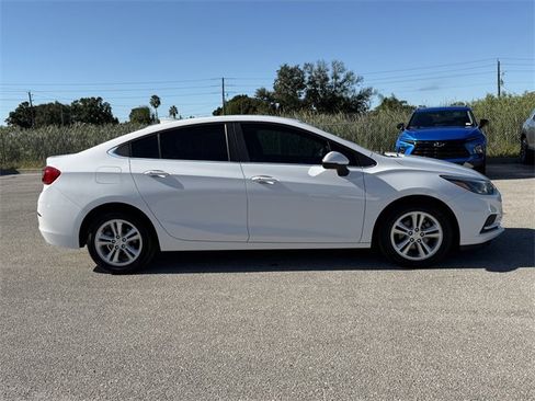 Used 2018 Chevrolet Cruze LT w/ Convenience Package image 3