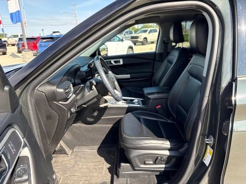 Used 2022 Ford Explorer XLT w/ Equipment Group 202A AWD/4WD image 12