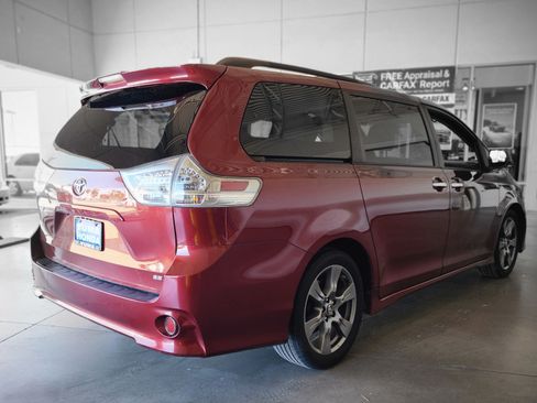 Used 2018 Toyota Sienna SE FWD image 5