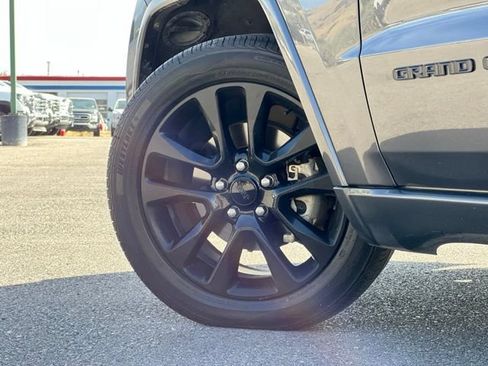 Used 2019 Jeep Grand Cherokee Altitude AWD/4WD image 13