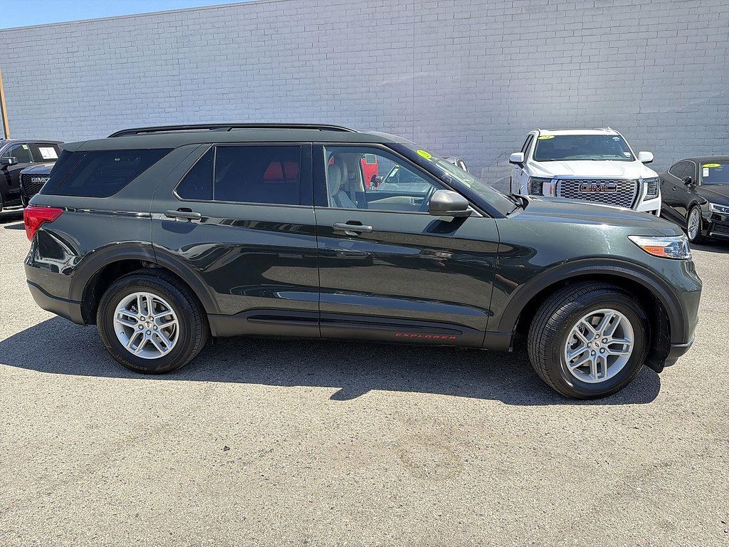 Used 2023 Ford Explorer XLT w/ Equipment Group 202A AWD/4WD image 4