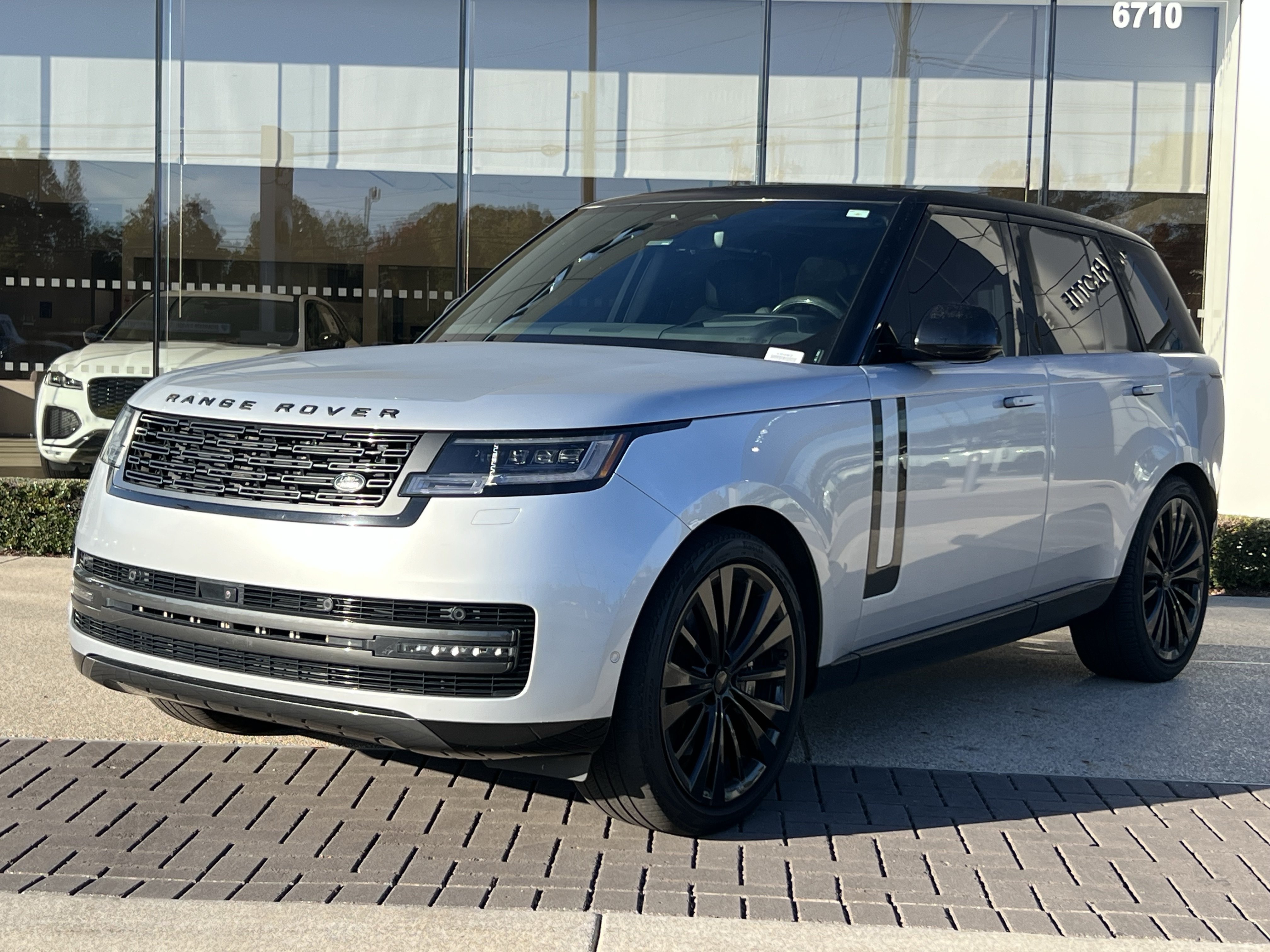 Used 2024 Land Rover Range Rover SE AWD/4WD image 2