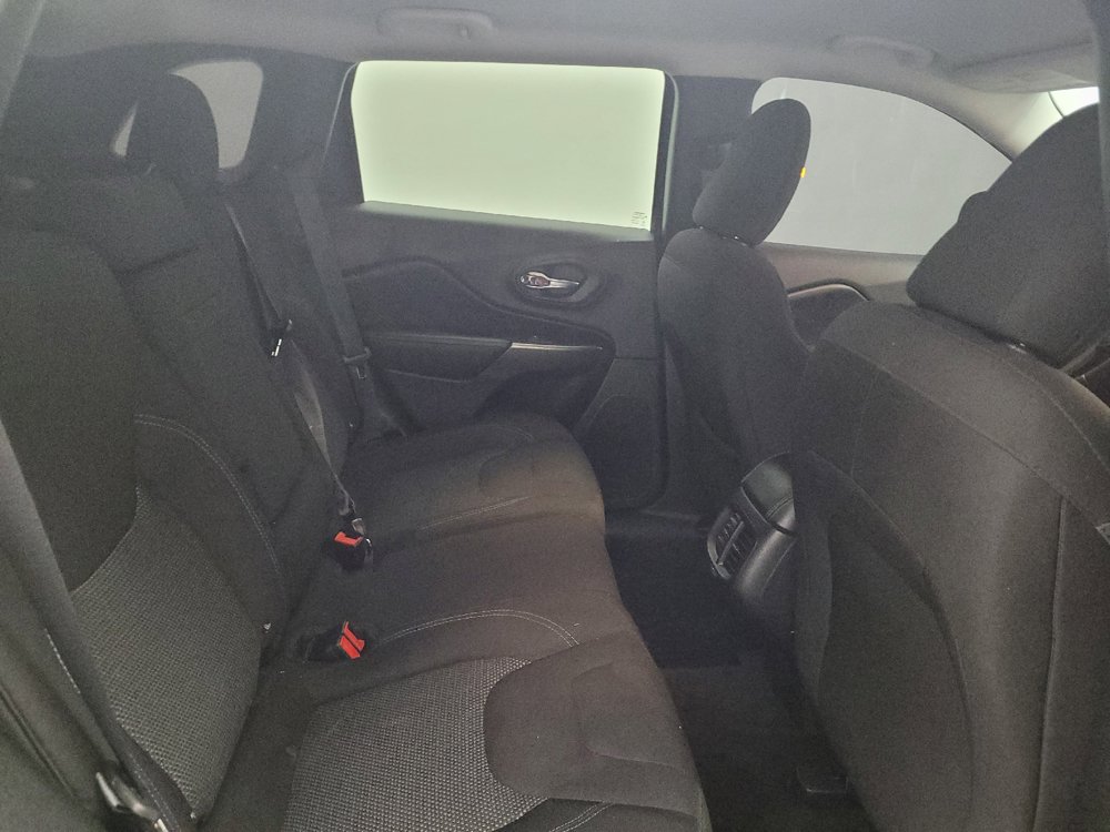 Used 2019 Jeep Cherokee Latitude w/ Cold Weather Group FWD image 19