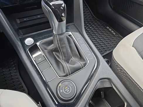 Used 2025 Volkswagen Taos SE image 19