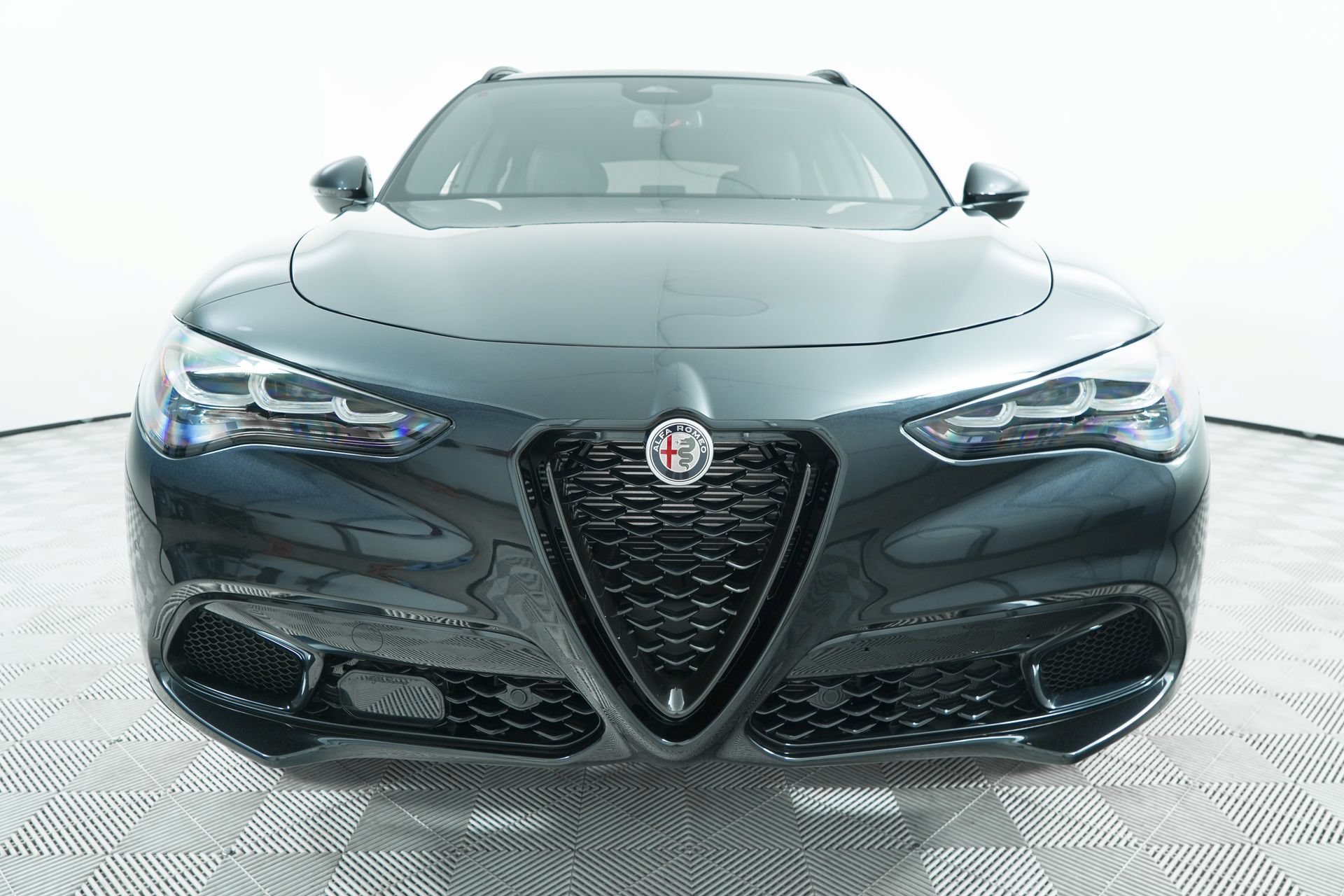 Used 2025 Alfa Romeo Stelvio Sprint AWD/4WD image 2