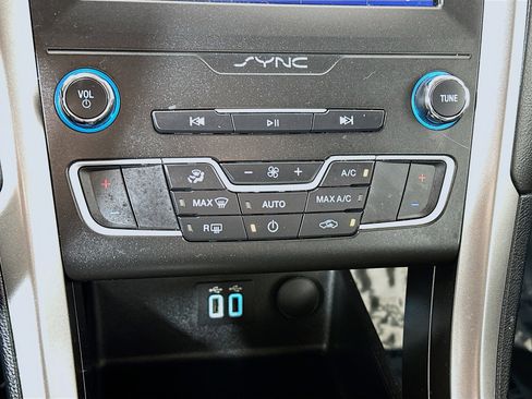 Used 2020 Ford Fusion SE image 15