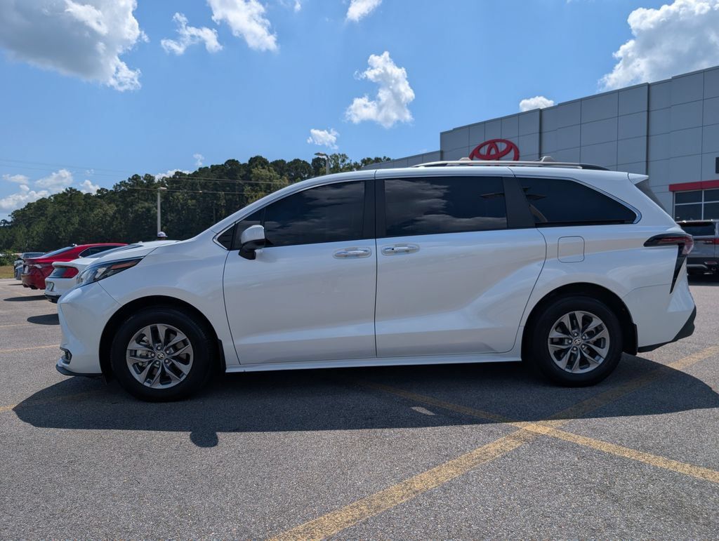 Used 2025 Toyota Sienna XLE w/ XLE Plus Package FWD image 2