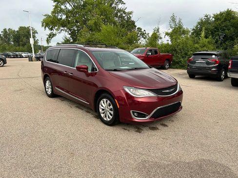Used 2019 Chrysler Pacifica Touring-L FWD image 3
