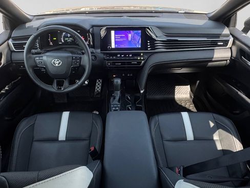 Used 2025 Toyota Camry SE FWD image 9