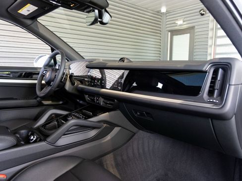 Certified 2025 Porsche Cayenne E-Hybrid image 36