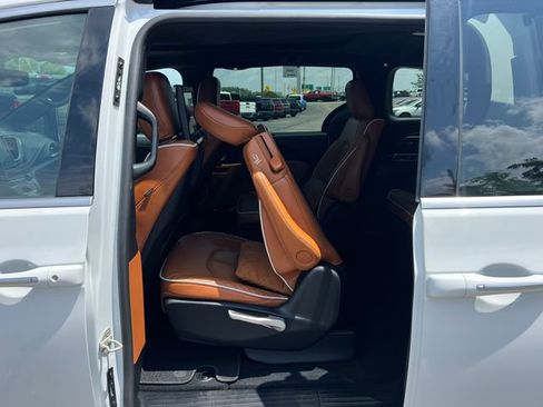 Used 2024 Chrysler Pacifica Pinnacle AWD/4WD image 41