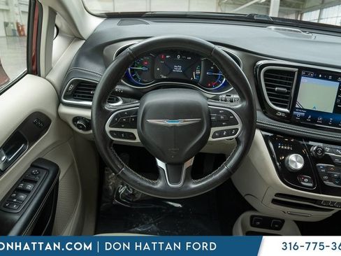Used 2021 Chrysler Pacifica Touring-L FWD image 5
