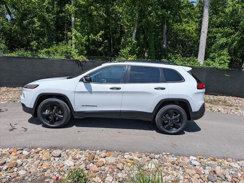 Used 2017 Jeep Cherokee Sport AWD/4WD image 2