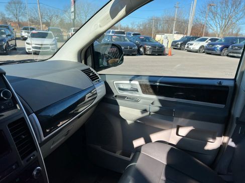 Used 2010 Dodge Grand Caravan SXT image 19