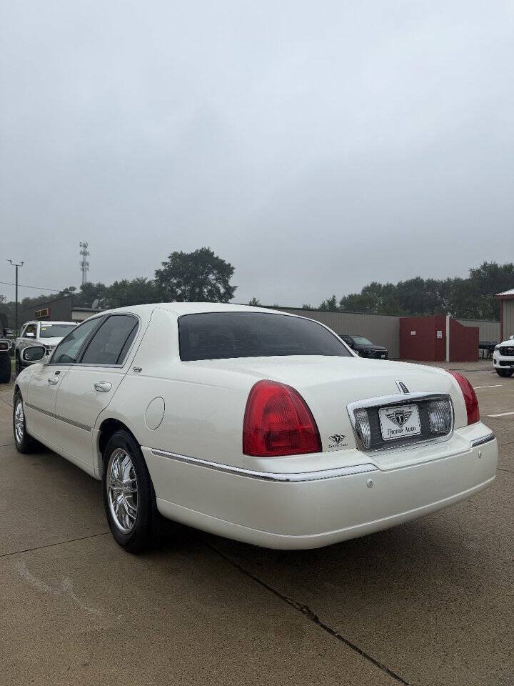 Used 2005 Lincoln Town Car Signature Limited RWD image 12