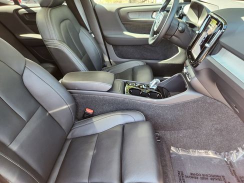 Used 2025 Volvo XC40 B5 Plus AWD/4WD image 5