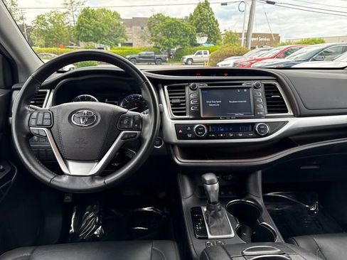 Used 2019 Toyota Highlander XLE AWD/4WD image 13