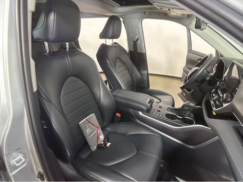 Used 2023 Toyota Highlander XLE image 6